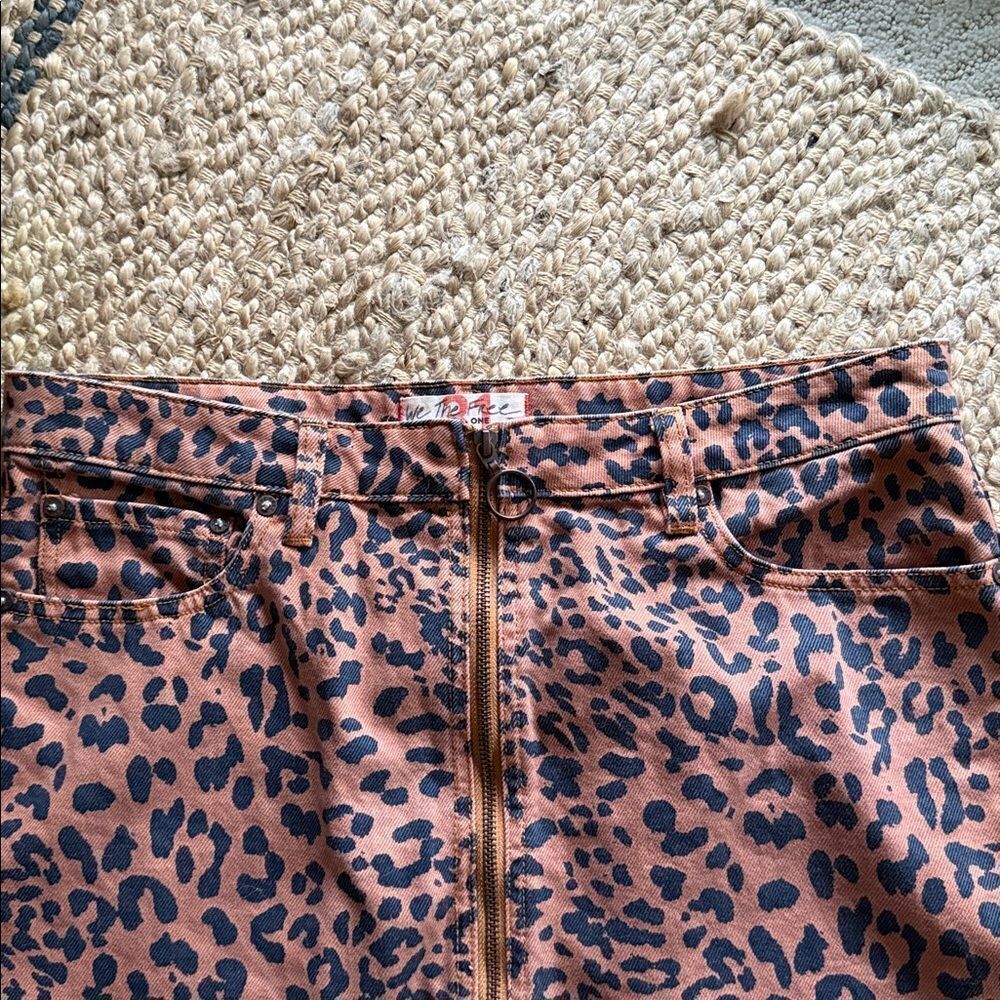 Free People We the Free “Zip It Up” Leopard Print Denim Mini Skirt, size 31 NWOT - Picture 6 of 8